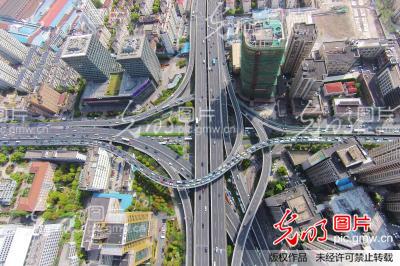 航拍上海外牌限行后早高峰 内环高架拥堵缓解