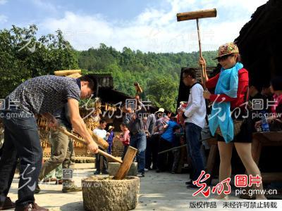 300余游客张家界黄龙洞景区祈福平安 (