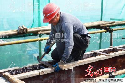 湖南常德:高楼装模工迎五一