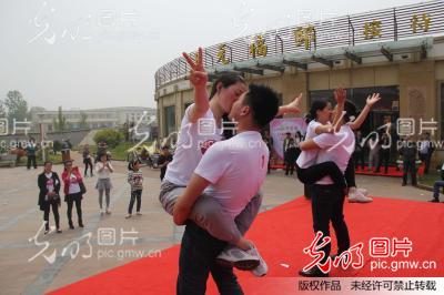 江苏连云港:接吻大赛恋人奇葩吻姿拼体力
