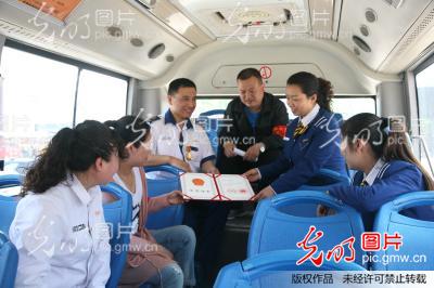 山西:全国劳模 临汾公交驾驶员郝斌元_苏强