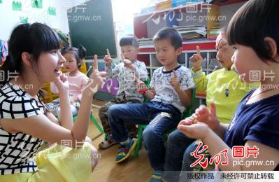 安徽芜湖:大学生志愿者 幼儿园里忙支教_程依