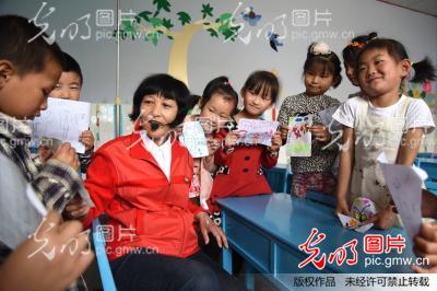 沂蒙癌症幼师讲台挂吊瓶坚守岗位_新闻