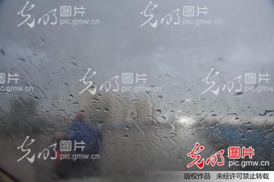 海南桑拿天 雷雨送清凉