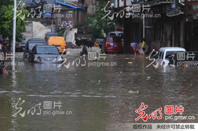 贵州雷山:雷山遭洪水袭击 部分街道被洪水淹没