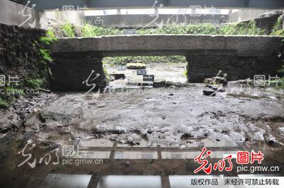 梅雨季节杭州南宋御街千年遗址泡水中_新闻