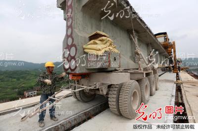 湖南娄底:娄邵铁路施工全面冲刺将年底通车_郭国权_ 光明图片