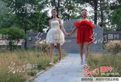 河南滑县:清纯美女秀悬浮神功 庆祝大运河申