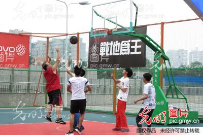 微型篮球场现身西安街头(