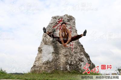 贵州黎平:最美茶乡秀街舞_杨代富