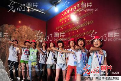 三峡的孩子看上海 歌唱《人民海军向前进》