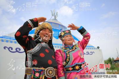 新疆博湖:纯手工蒙古族服饰 展示穿在身上的文