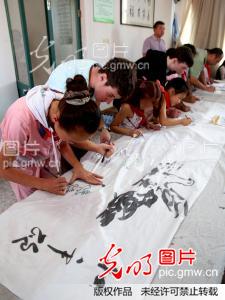 江苏南通:彩绘放飞和平鸽 纪念抗战胜利70周年