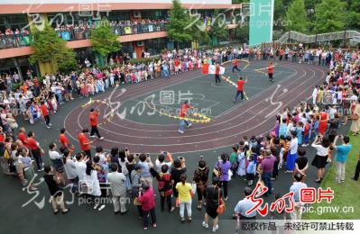 上海幼儿园孩子穿华服迎中秋庆国庆