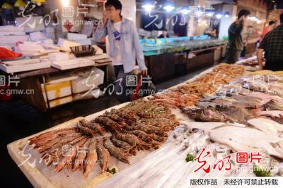 山东青岛 走访海鲜市场大虾(5/20)_cninr 2015年10月8日,山东青岛一海鲜市场,顾客在选购大虾。 近日,青岛一只大虾火遍了大江南北,甚至走向了世界。10月8日,记者来到青岛一海鲜市场,实地探访大虾的价格。记者看到,20多厘米长的进口大虾价格在每斤150元,2只就达到一斤左右;活虾稍小,每斤25元;而与网络上最火的大虾个头接近的价格在35元左右,供应充足。大虾是青岛最普通的海鲜之一,也是青岛市民喜爱食用较多的海鲜品种,以其营养丰富、价格适中和易烹饪且花样繁多受到市民喜爱。