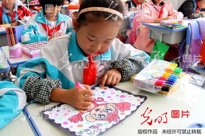 山东威海:小学生画猴迎邮政世界日_宋永强校园消防宣传小学生图片