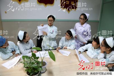 绍兴:急诊护士学英语_单明铭