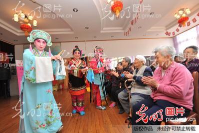 山东青岛:浓浓老人节 戏曲传真情