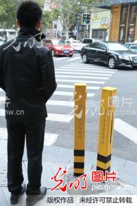 上海:交通安全语音提示桩引导行人安全过马路