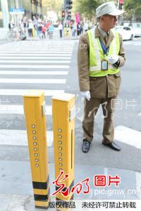 上海:交通安全语音提示桩引导行人安全过马路