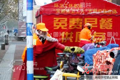 安﹕百名环卫工温暖小屋享免费早餐_赵仁宝