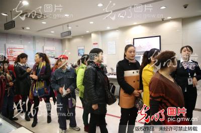 四川眉山:市民排长龙兑换航天币钞_张忠苹