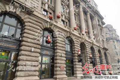 上海:外滩罗斯福公馆外墙爬满圣诞老人 _新闻