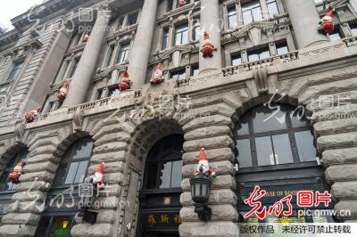 上海:外滩罗斯福公馆外墙爬满圣诞老人