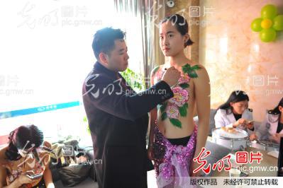 山东临沂:人体彩绘模特裸身挑战寒冷