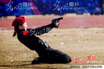 江苏举行公安特警队成立十周年汇报演练活动_