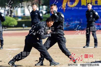 江苏举行公安特警队成立十周年汇报演练活动_