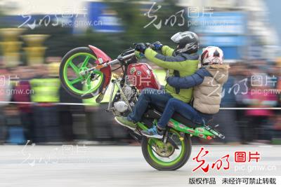 各地300多名摩托车友聚集广西罗城展示惊险驾