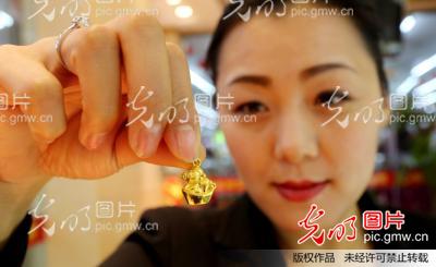 江苏东海:猴年金饰俏销_张开虎