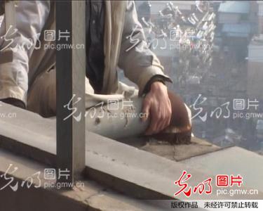 南京:因工资纠纷男子爬上35楼轻生 公安消防出