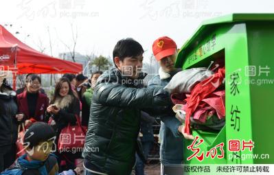 旧衣捐赠献爱心 公益助学更环保 _葛传红