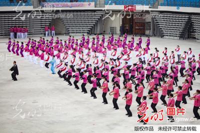 吉林:200市民表演太极八段锦壮观迷人