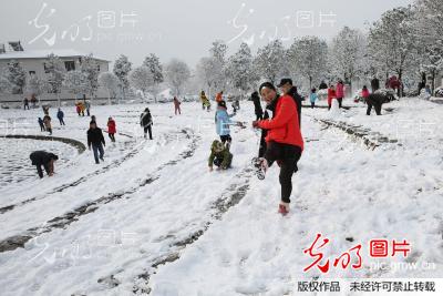 四川内江迎来降雪天气 银装素裹美如画_兰自涛
