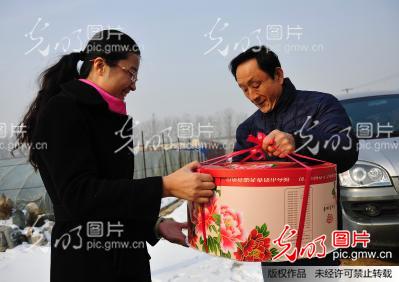 山东烟台:七旬韩国义工心系中国百岁老人