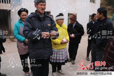 赫章县委统战部副部长杨兴华一行到可乐乡铜厂