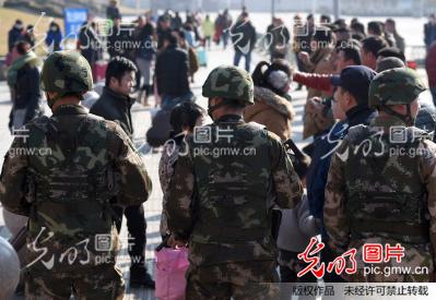 江苏淮安:特警持枪维护春运安全_贺敬华