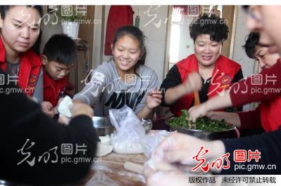山东无棣:慈善义工与贫困少年一块过除夕_高士