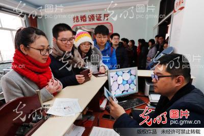 江苏连云港:情人节新人扎堆领证