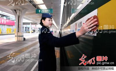 聚焦春运一线:Z50次列车员服务春运_胡志强