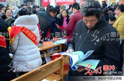 山东博兴:招聘会开到村头 农民家门口找工作