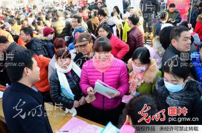 山东博兴:招聘会开到村头 农民家门口找工作_