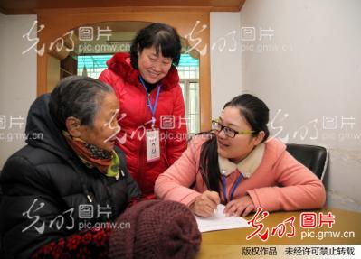 安徽铜陵﹕社区上门办理居家养老服务