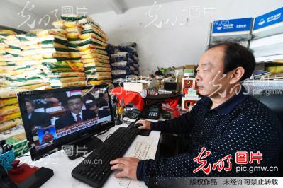 山东邹平: 山东邹平各界群众纷纷收看政府工作报告