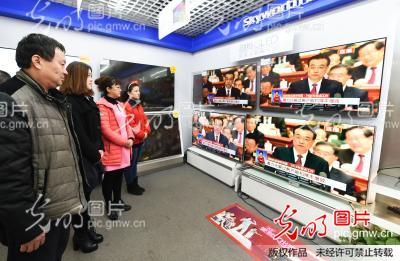 山东邹平: 山东邹平各界群众纷纷收看政府工作