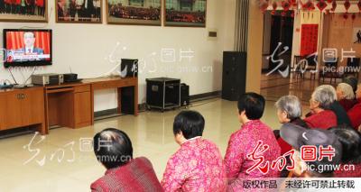 山东邹平: 山东邹平各界群众纷纷收看政府工作