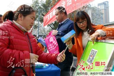 江苏镇江:互联网 法治春风进社区_石玉成